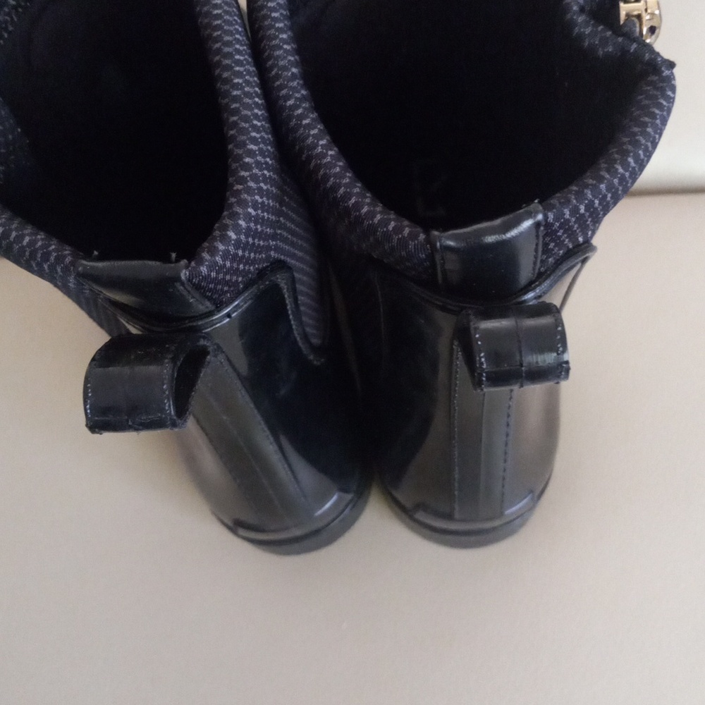Nine West Cooscoos Black Ankle Rain Booties with Gold Side Zip Sz 9 - Picture 12 of 15
